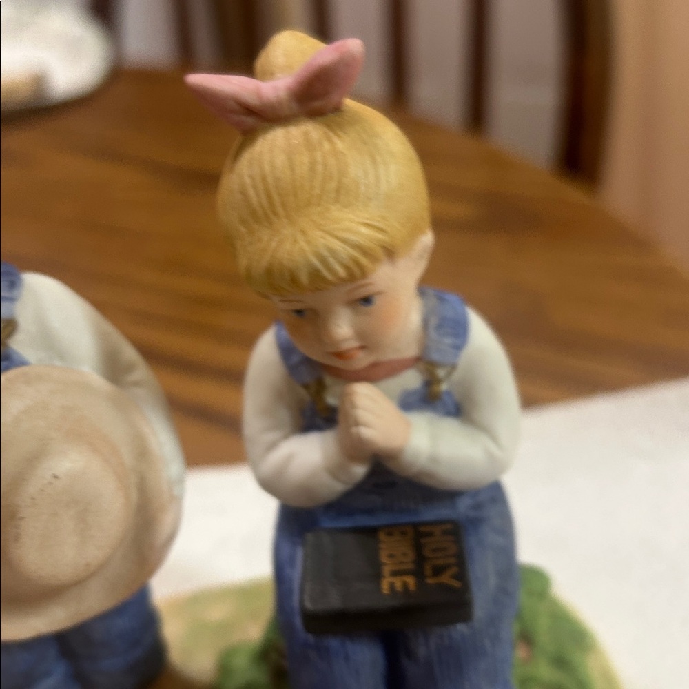Vintage Homco Porcelain Children Figurine Boy w/hat & girl w/Pink Bow & Bible. - Picture 2 of 8